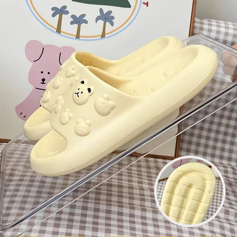 Kako medvedje copati združujejo udobje, slog in funkcionalnost?