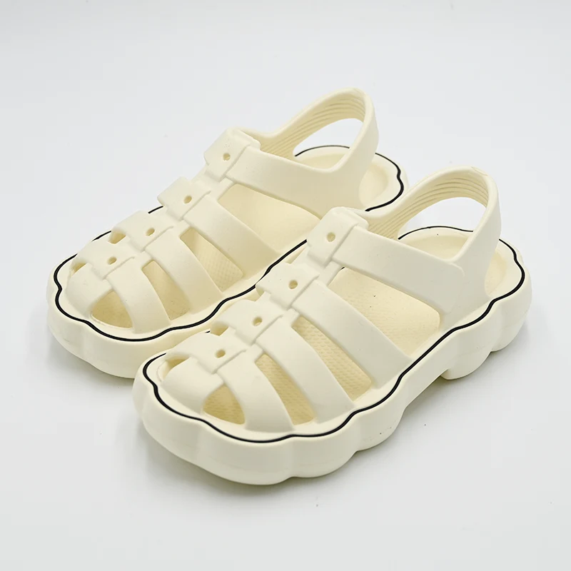 Zakaj rimski copati postajajo obutveni trend, o katerem vsi govorijo?